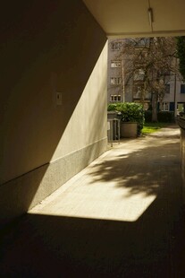 光影下的建筑通道角落