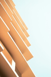 橙色几何建筑外观线条
