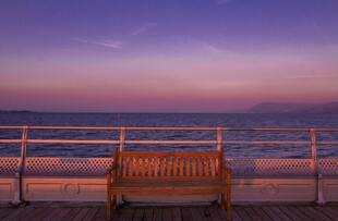海边长椅的静谧黄昏