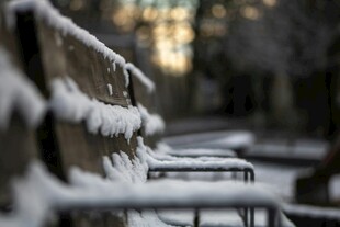 冬日覆雪的户外金属栏杆