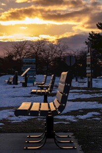 冬日夕阳下的户外休闲座椅