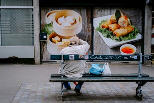 长椅上的人及美食广告