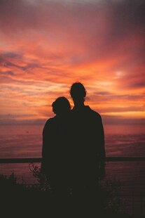 夕阳下的情侣剪影