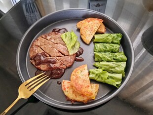 盘中的牛排与配菜