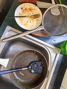 厨房中待清洗的餐具厨具