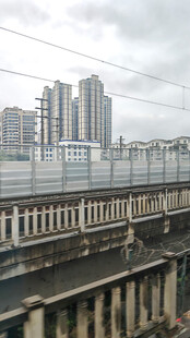 城市铁轨旁的建筑景观