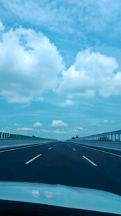 公路上的蓝天白云与桥梁