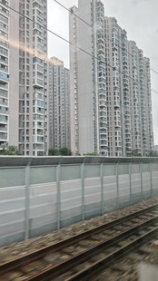 城市铁轨旁的高楼建筑群