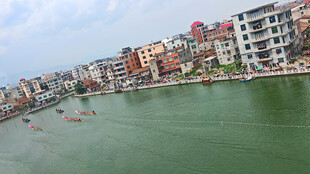 河畔多彩建筑与绿水风光