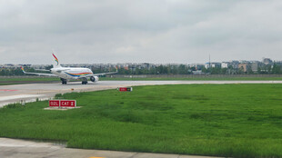 机场跑道上的飞机