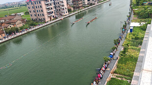 高处拍摄河岸人群景观