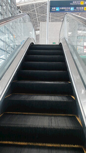 商场内的自动扶梯