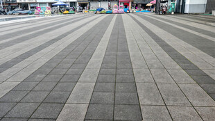 城市广场的条纹地面