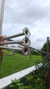 户外悬挂的金属螺旋物件