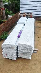 户外堆放的白色板材