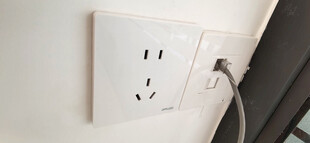 白色墙面插座与插头