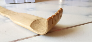 木质挠痒工具特写