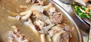 热气腾腾的美味炖排骨