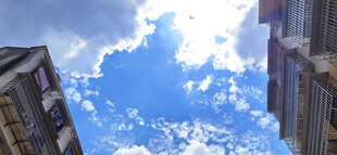 仰望城市上空的蓝天白云