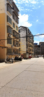 老旧小区内道路两旁的居民楼景象