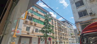 城市街景中的多彩建筑