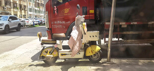 街头停放的小型电动车