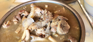 锅中炖煮的新鲜骨头