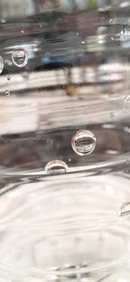 透明矿泉水瓶上的水珠