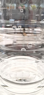 矿泉水瓶上的水珠特写