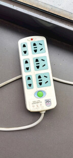 地上的有线充电插板