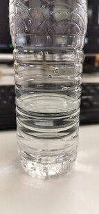 透明塑料瓶装饮用水