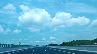 宽阔公路蓝天白云风景美