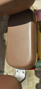 棕色座椅局部特写