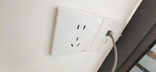 白色墙面插座及连接电线