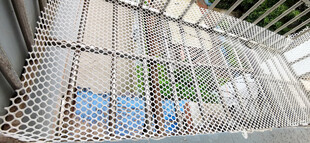 金属网格围栏结构特写