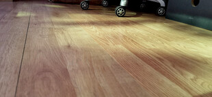 木质地板上的转椅轮特写