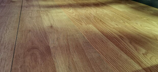 阳光洒下的木质地板纹理特写