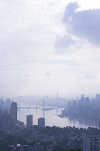 城市天际线与河流景观