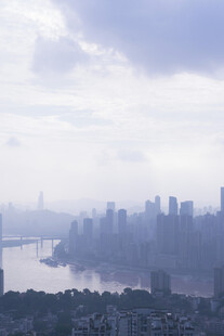 雾霭中的城市江景