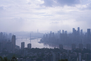 雾中都市景观