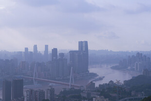 雾中都市江景