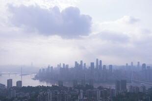 城市天际线 云雾中的繁华