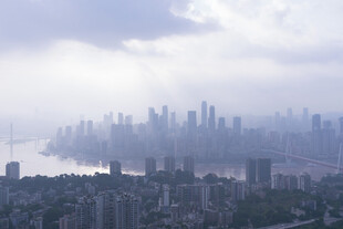 雾中都市天际线景观