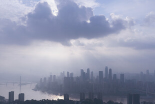 云雾笼罩下的城市天际线