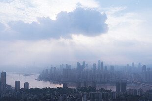 城市天际线与云雾景观