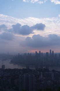 城市天际线与黄昏云彩