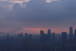 黄昏下的城市天际线