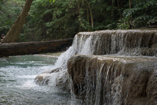 山间瀑布流水景观