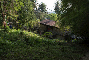 山林中的古朴小屋