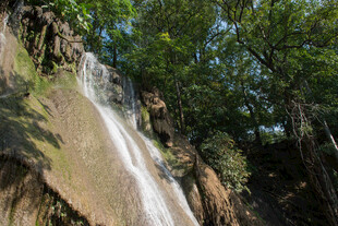 山间瀑布美景